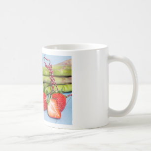 Grüner Spargel mit Erdbeeren auf Holz Kaffeetasse