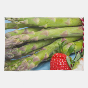 Grüner Spargel mit Erdbeeren auf Holz Küchentuch