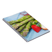 Grüner Spargel mit Erdbeeren auf Holz Notizblock (Rechte Seite)