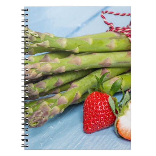Grüner Spargel mit Erdbeeren auf Holz Notizblock (Vorderseite)