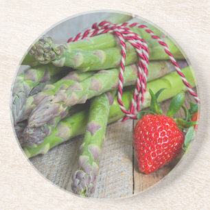 Grüner Spargel mit Erdbeeren auf Holz Sandstein Untersetzer