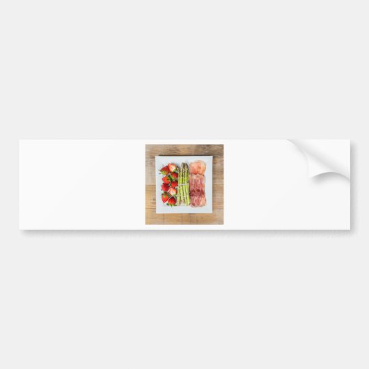 Grüner Spargel mit Schinken und Erdbeeren Autoaufkleber (Vorne)