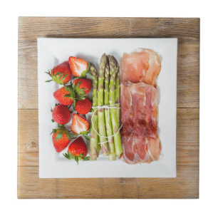 Grüner Spargel mit Schinken und Erdbeeren Fliese