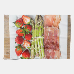 Grüner Spargel mit Schinken und Erdbeeren Handtuch