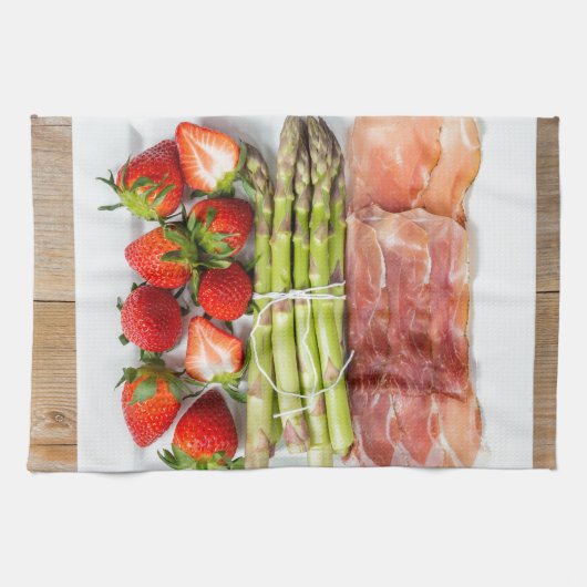 Grüner Spargel mit Schinken und Erdbeeren Handtuch (Horizontal)