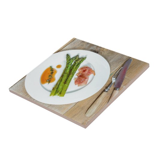 Grüner Spargel mit Schinken und Sauce Fliese (Seite)