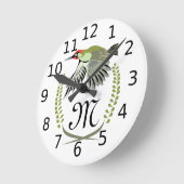 Grüner Specker im Flug Monogram Runde Wanduhr (Winkel)