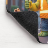 Grüner Superheld als Verkehrsposten mit Streifenhö Mousepad (Ecke)
