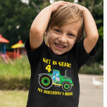 Grüner Traktor in Gear Birthday Boys T - Shirt<br><div class="desc">Mit unserem "Green Tractor Get In Gear" Geburtstagskinder-T - Shirt, ein perfektes Geschenk für die kleinen Bauernliebhaber, die bereit sind, ihren besonderen Tag im Stil zu feiern! Dieses bezaubernde Tee kombiniert die Liebe für Traktoren mit einem Geburtstagsthema und macht es zum ultimativen Party für junge Jungen, die nicht genug von...</div>