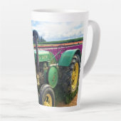 Grüner Traktor in Tulip Field, Oregon Milchtasse (Rechte Ecke)