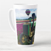 Grüner Traktor in Tulip Field, Oregon Milchtasse (Linke Ecke)