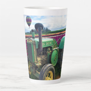 Grüner Traktor in Tulip Field, Oregon Milchtasse