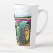 Grüner Traktor in Tulip Field, Oregon Milchtasse (Rechts)