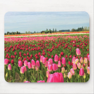 Grüner Traktor in Tulip Field, Oregon Mousepad