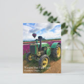 Grüner Traktor in Tulip Field, Oregon Postkarte (Stehend Vorderseite)