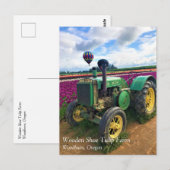 Grüner Traktor in Tulip Field, Oregon Postkarte (Vorne/Hinten)