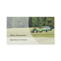 Grüner Traktor mit einem Silage beladenen Anhänger