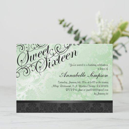 Grüner u. schwarzer schicker Blumendamast Sweet16 Einladung (Stehend Vorderseite)