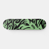 Grüner und schwarzer Abstrakter StammWolf mit Name Skateboard (Horizontal)