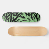 Grüner und schwarzer Abstrakter StammWolf mit Name Skateboard (Horizontal)