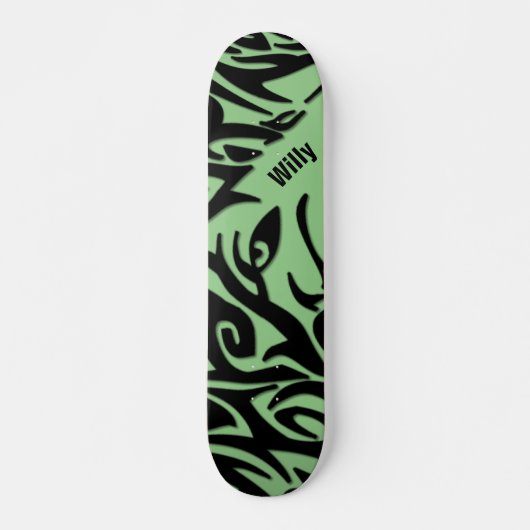 Grüner und schwarzer Abstrakter StammWolf mit Name Skateboard (Vorne)