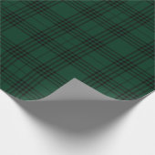 Grüner und schwarzer Tartan im Deep Forest Geschenkpapier (Ecke)