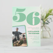 Grüner Verlauf 56. Geburtstag Einladungen Boy Foto (Stehend Vorderseite)