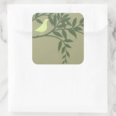 Grüner Vogel auf grünem Zweig Quadratischer Aufkleber (Tasche)