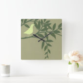 Grüner Vogel gehockt auf grüner Niederlassung Quadratische Wanduhr (Zuhause)