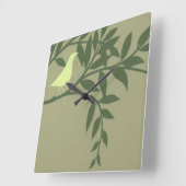 Grüner Vogel gehockt auf grüner Niederlassung Quadratische Wanduhr (Winkel)