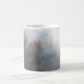 GRÜNER WALD MIT NEBEL BEDeckt Kaffeetasse (Mittel)