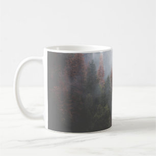 GRÜNER WALD MIT NEBEL BEDeckt Kaffeetasse