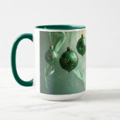 Grüner Weihnachtsball-Feiertagsbecher Tasse (Links)