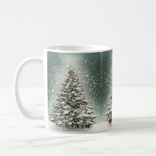 Grüner Weihnachtsbaum Bunte Ornamente Weißer Schne Kaffeetasse (Links)