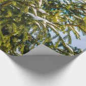 Grüner Weihnachtsbaum im Schnee Geschenkpapier (Ecke)