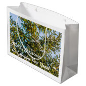 Grüner Weihnachtsbaum im Schnee Große Geschenktüte (Rückseite Schrägansicht)