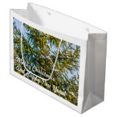 Grüner Weihnachtsbaum im Schnee Große Geschenktüte (Vorderseite Schrägansicht)