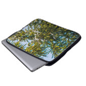 Grüner Weihnachtsbaum im Schnee Laptopschutzhülle (Vorne Knopf)