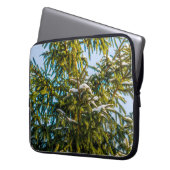 Grüner Weihnachtsbaum im Schnee Laptopschutzhülle (Vorderseite Links)