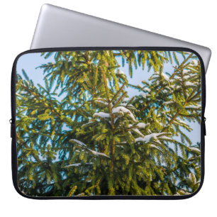 Grüner Weihnachtsbaum im Schnee Laptopschutzhülle