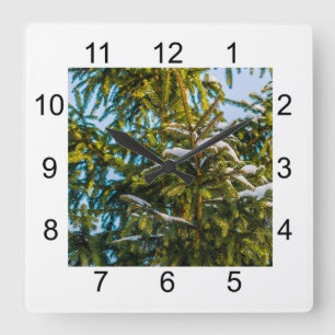 Grüner Weihnachtsbaum im Schnee Quadratische Wanduhr