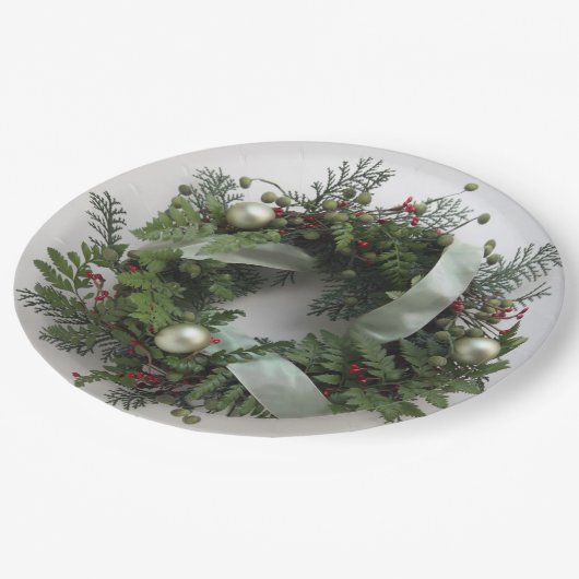 Grüner Weihnachtskranz Pappteller (Schrägansicht)