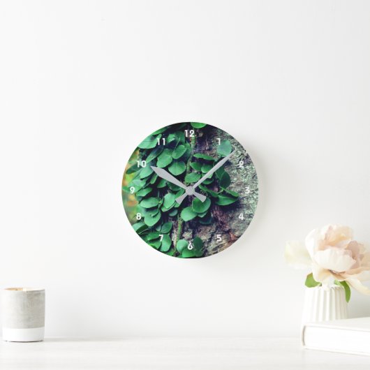 Grüner Weinanbau auf Baumstamm Runde Wanduhr (Zuhause)