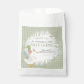 Grünes Albernes Gänse Floral Gingham Birthday Dess Geschenktütchen (Vorderseite)
