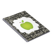 Grünes Apple auf Tafel-Hintergrund Notizblock (Rechte Seite)