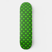 Grünes Auf-Dunkelgrün-Punkte-Musterdesign Skateboard (Vorderseite)