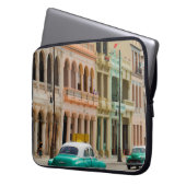 GRÜNES AUTO AUF DER STRASSE LAPTOPSCHUTZHÜLLE (Vorderseite Links)