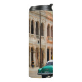 GRÜNES AUTO AUF DER STRASSE THERMOSBECHER (Nach links gedreht)