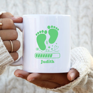 Grünes Baby lädt Kaffeetasse