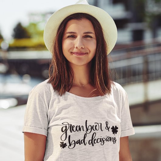 Grünes Bier & schlechte Entscheidungen St Patrick' T-Shirt